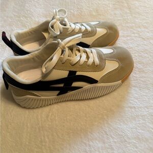 Stylish Women's Sneakers in Black and White